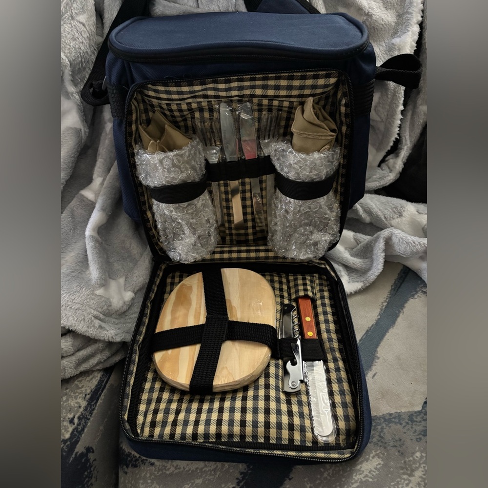 Jacinto Picnic Cooler Bag For 2 NWT Picnic Set with Wooden Board and Utensils